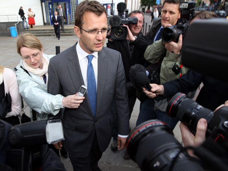 El exjefe de prensa de Cameron, en libertad bajo fianza por el escándalo de las escuchas