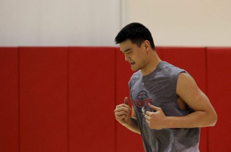 Yao Ming sucumbe a las lesiones y deja el baloncesto
