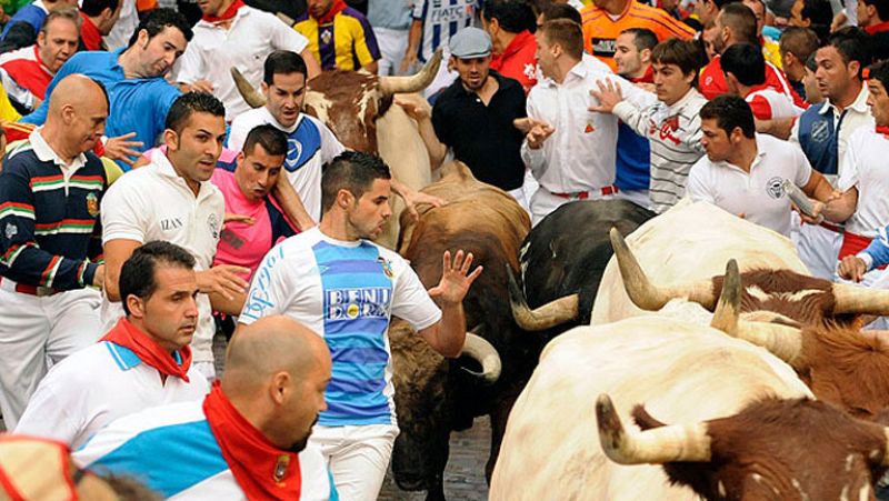 Multitudinario y rápido tercer encierro de San Fermín 2011, de los Dolores Aguirre
