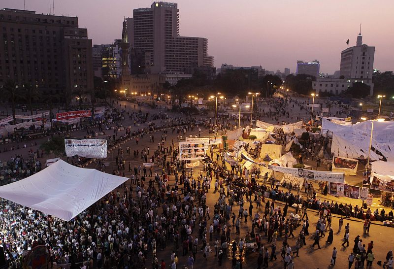 Cientos de egipcios acampan de nuevo en la plaza Tahrir para que la transición no descarrile