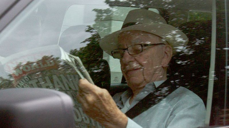 Murdoch llega a las oficinas del 'News of the world' para abordar la crisis de las escuchas