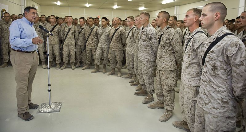 El nuevo secretario de Defensa de EE.UU. visita por sorpresa Irak