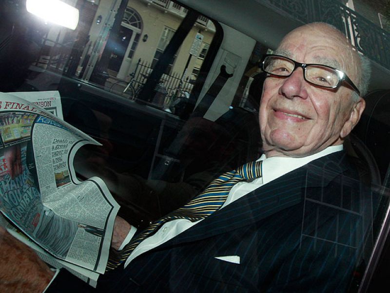 Murdoch retrasa la compra de BSkyB forzado por la magnitud del escándalo de las escuchas