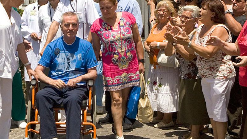 Ortega Cano abandona el hospital visiblemente emocionado