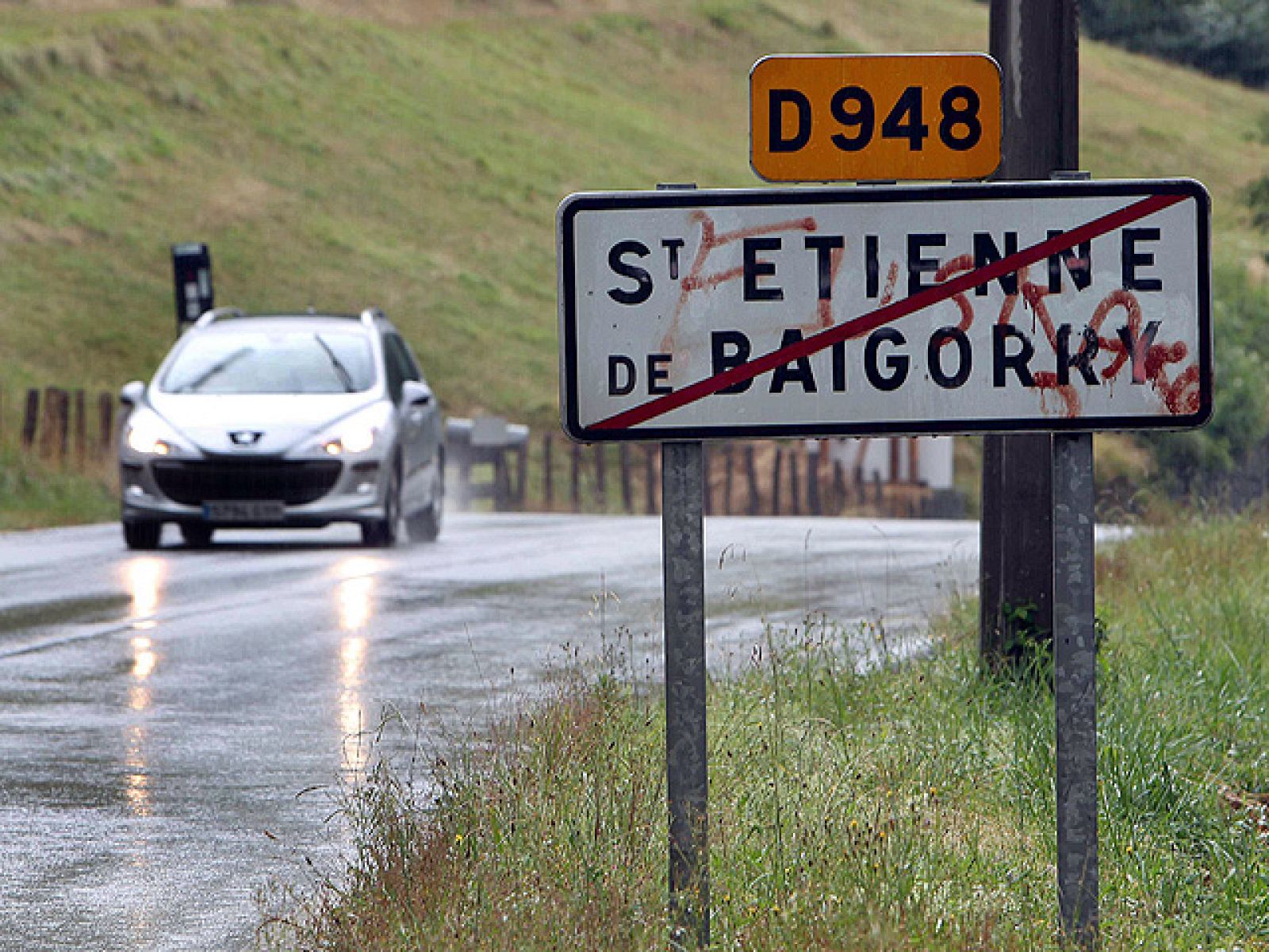 Localizan en Bayona tres zulos de ETA con armas y material para explosivos | Ver