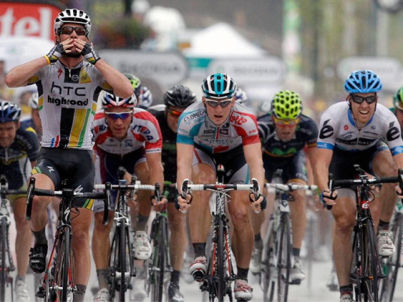Cavendish se resarce bajo la lluvia prepirenaica con su tercera etapa en el Tour