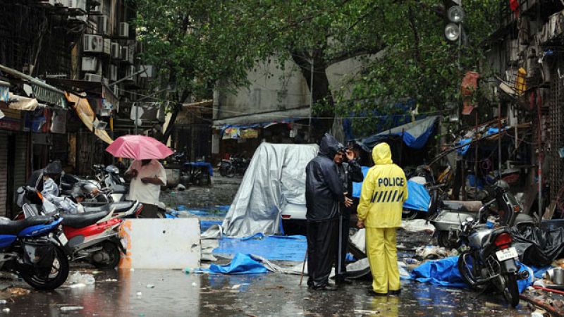 Bombay despierta en alerta tras la cadena de explosiones que dejan al menos 17 muertos
