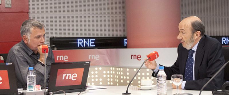 Rubalcaba afirma en RNE que está preparándose "para cualquier fecha" electoral