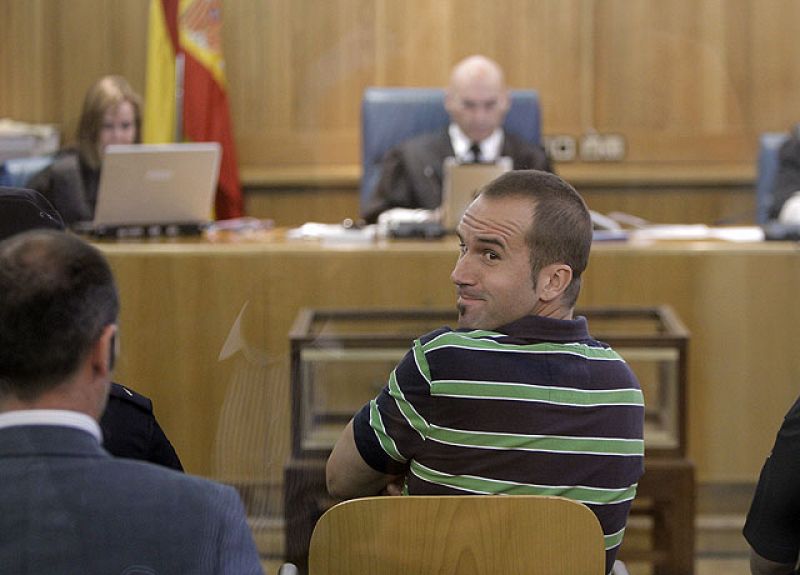 Txeroki insta con el brazo alzado a "dar duro" en su segundo juicio en España