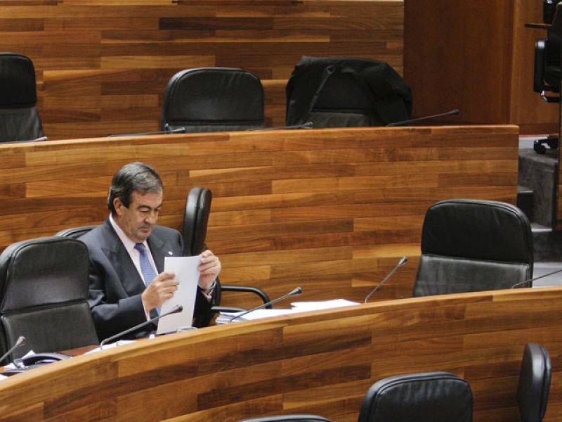 Álvarez-Cascos es elegido presidente de Asturias en minoría con el único apoyo de su partido