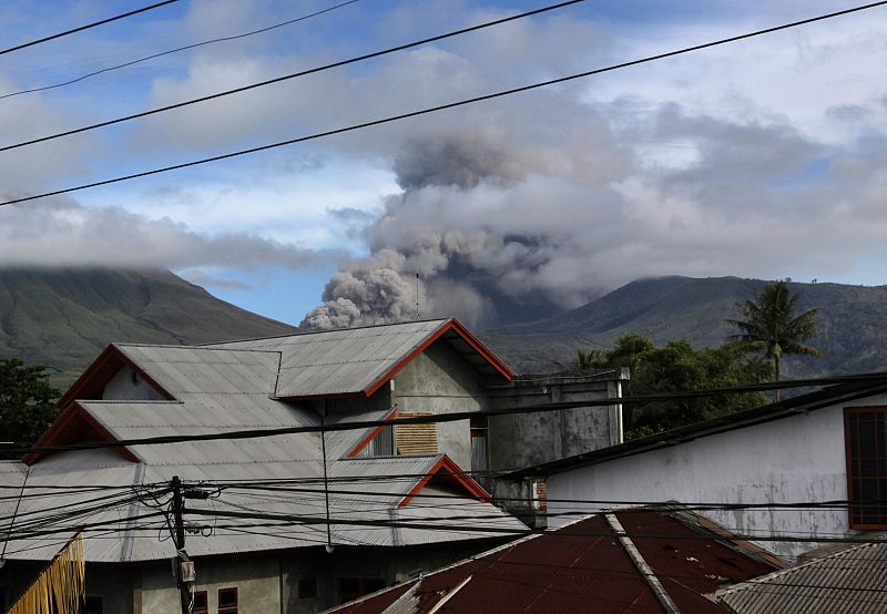 Más de 4.600 evacuados tras la erupción del volcán Lokon en Indonesia