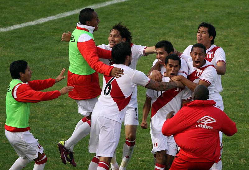 Perú da la sorpresa y se mete en semifinales