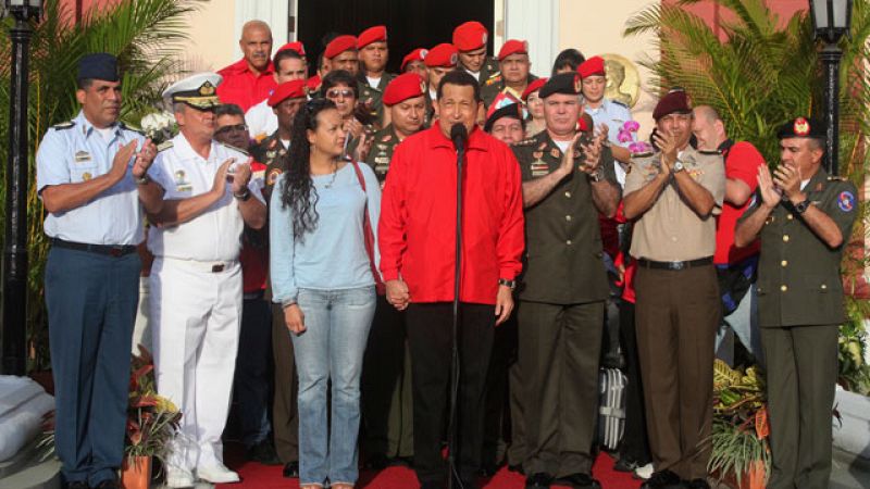 Raúl Castro recibe a Chávez a su llegada a Cuba donde continuará su tratamiento contra el cáncer