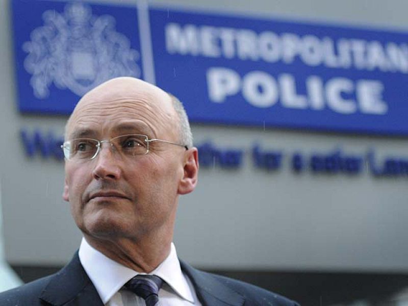 Dimite el comisario jefe de Scotland Yard por su relación con el escándalo de las escuchas ilegales