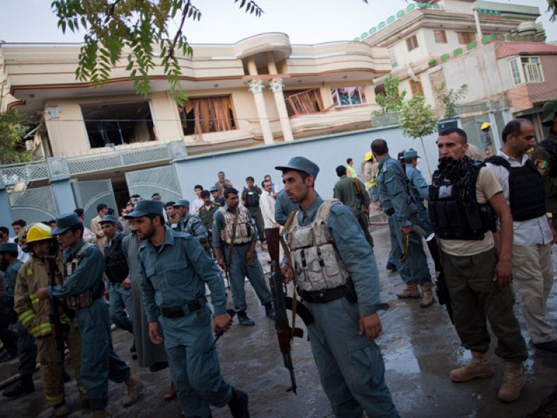 Los talibanes afganos reivindican el asesinato de un cercano colaborador de Hamid Karzai