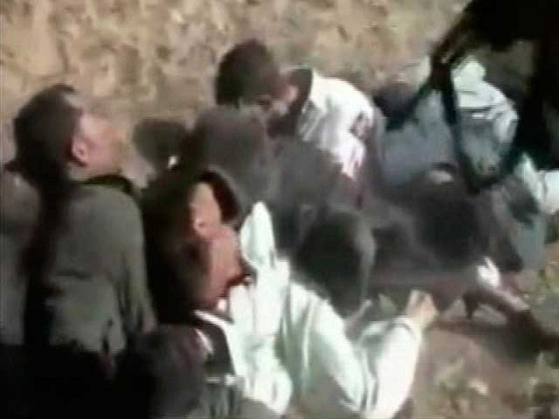 Los talibanes difunden un vídeo en el que ejecutan a 16 policías en Pakistán