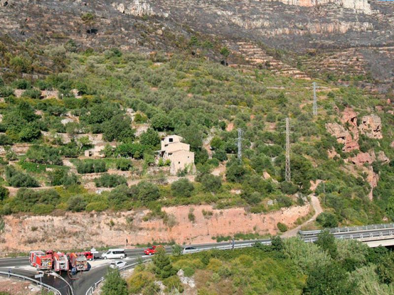 Los bomberos siguen trabajando en el incendio de Tarragona que ha calcinado 400 hectáreas