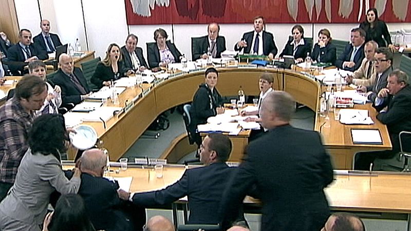 Murdoch recibe un "tartazo" durante su comparecencia en el Parlamento británico