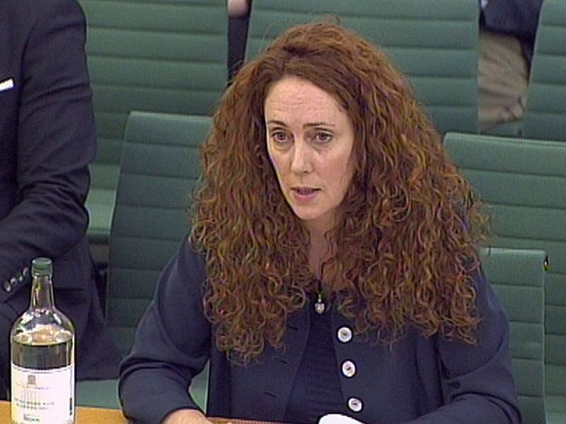 Brooks admite que 'News of the World' contrató a detectives "como la mayoría de los diarios"