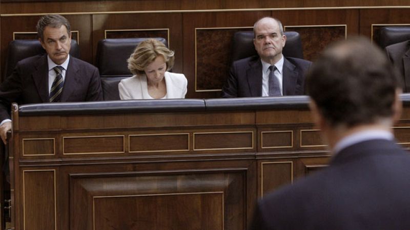 Zapatero defiende la reforma financiera y Rajoy dice que se ha hecho "tarde, mal y a rastras"