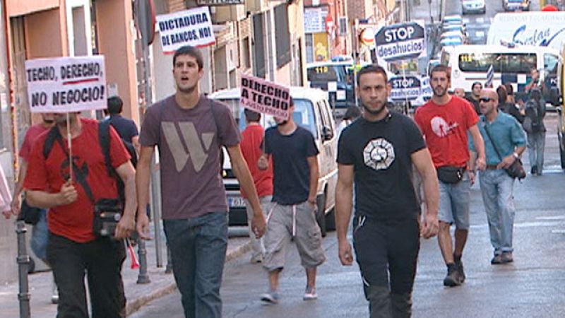 La Policía impide a la Plataforma de Afectados por la Hipoteca detener un desahucio en Madrid