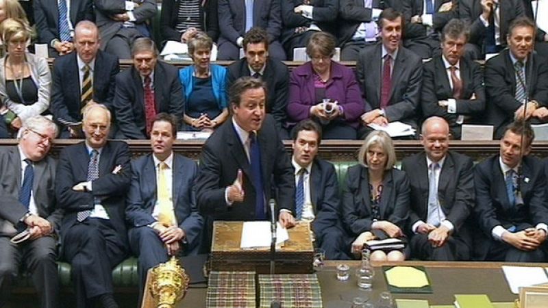 Cameron se enfrenta al Parlamento y admite que "de haberlo sabido" no habría contratado a Coulson