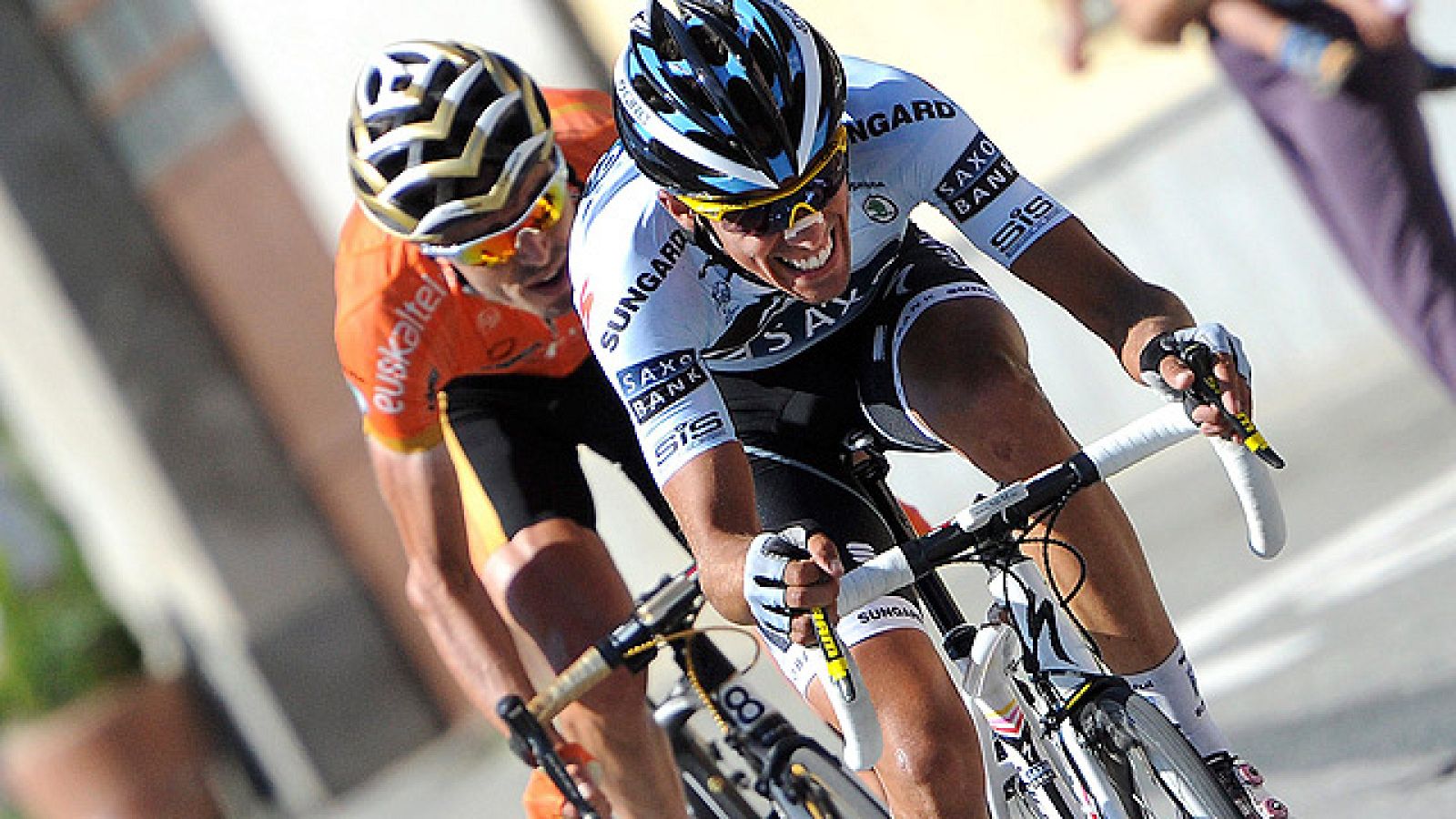 El ciclista español Alberto Contador ha vuelto a atacar, esta vez en un descenso, previo a la llegada a Pinerolo, desde donde saldrá la primera gran etapa alpina, con final en el Galibier.