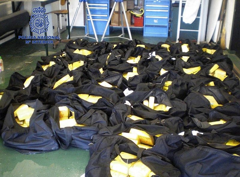 La Policía interviene en el Caribe 850 kilos de cocaína en un velero y detiene a 8 narcotraficantes