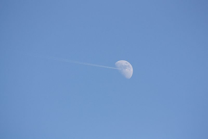 ¿Por qué a veces se ve la Luna de día?