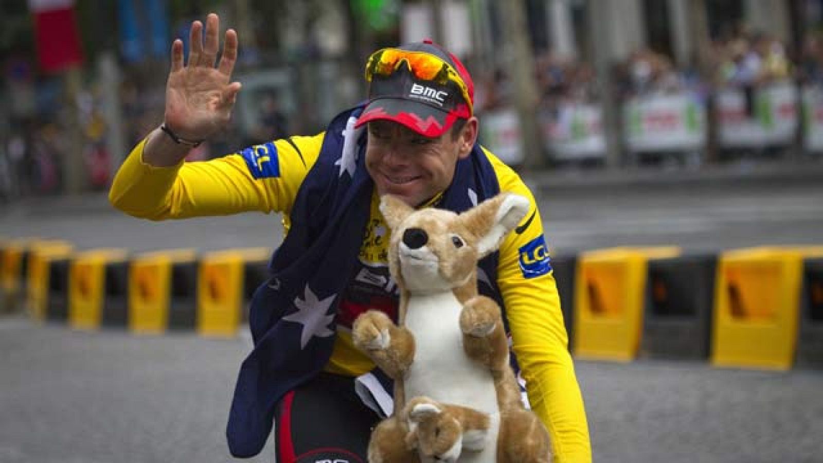 El Tour de Francia corona en París a Cadel Evans, junto a los hermanos Schleck. Samuel Sánchez se vestirá con el maillot de campeón de la montaña. Mark Cavendish logró su quinta victoria en la meta de los Campos Elíseos.