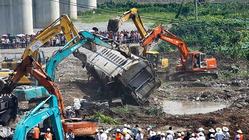 Un choque de trenes con 35 muertos pone en entredicho la alta velocidad china