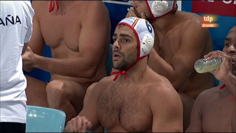 España sufre para mantener su gran arranque pero pasa a cuartos en waterpolo