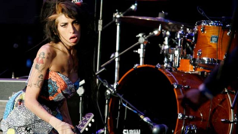 Los fans lloran a Amy Winehouse a la espera de la autopsia