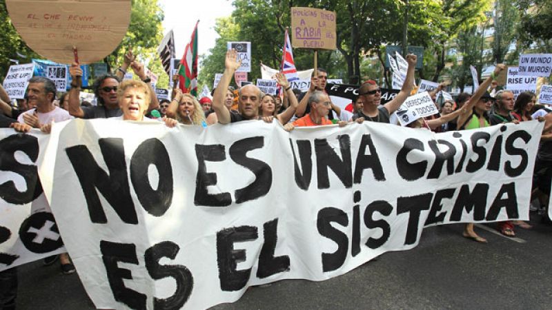 Miles de "indignados" protestan en Madrid contra la banca, los políticos y el sistema financiero
