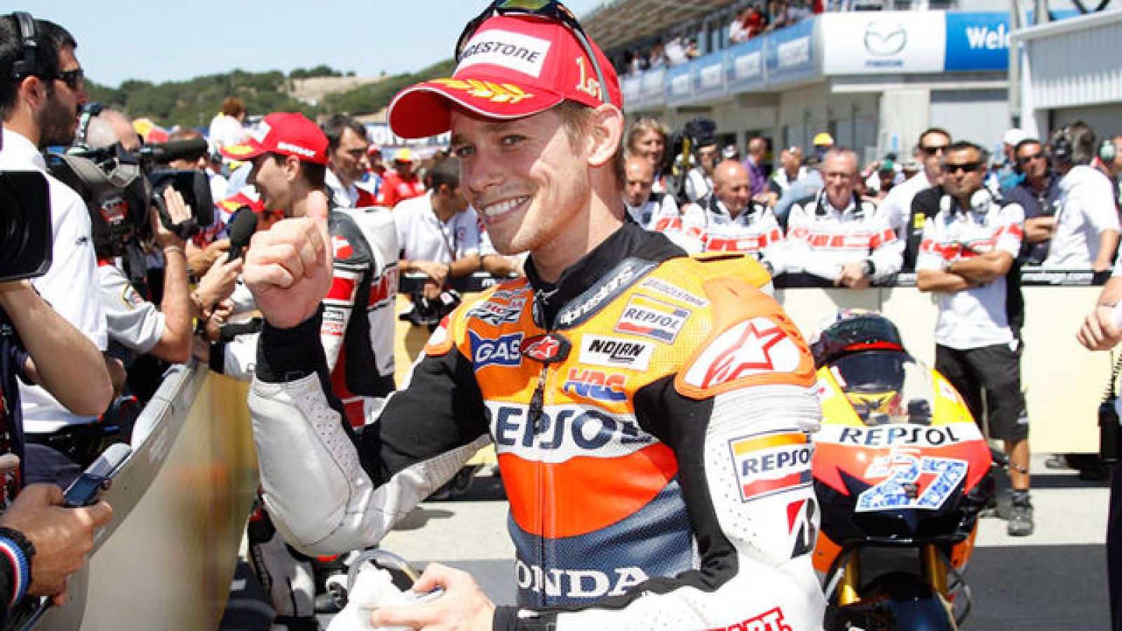 Casey Stoner ha ganado su quinta carrera de la temporada en Laguna Seca. Jorge lorenzo ha sido segundo y Dani Pedrosa tercero. El australiano aventaja al mallorquín en 20 puntos.