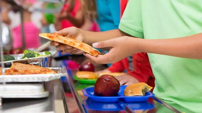 Al menos el 45% de las frutas y hortalizas que se sirvan en los comedores escolares deberán ser de temporada
