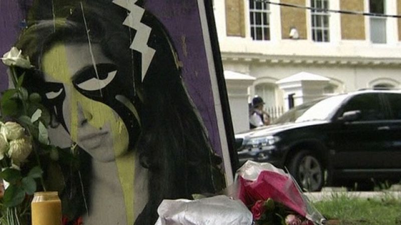 Los padres de Amy Winehouse, "destrozados", mientras se espera la autopsia