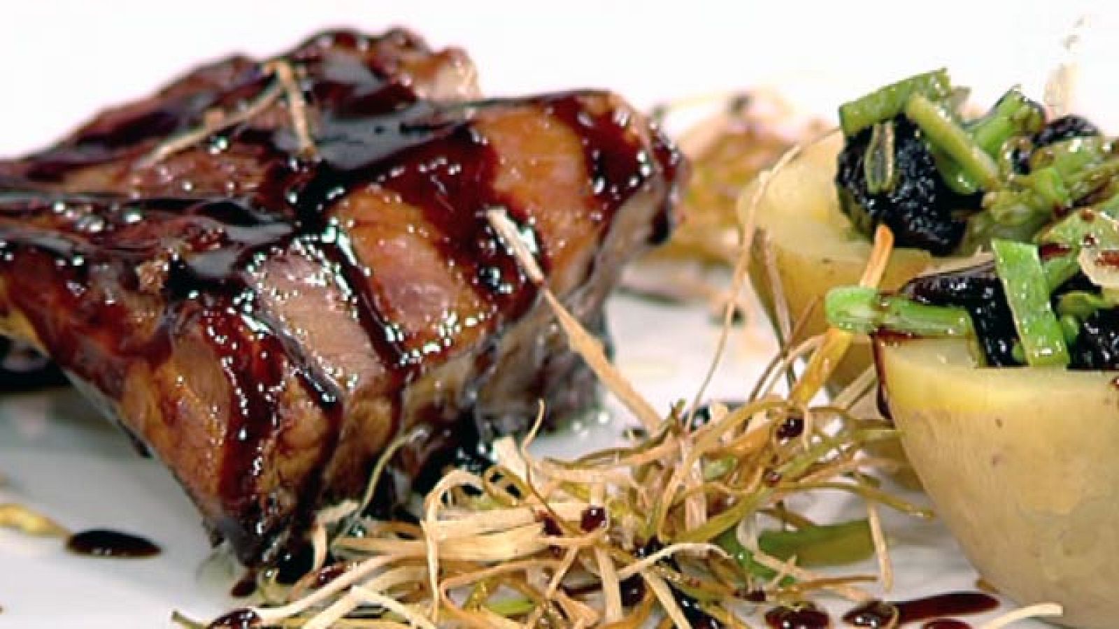 Saber Cocinar - Costillar en salsa dulce y puerro frito