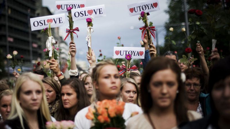 Decenas de miles de personas colapsan Oslo para homenajear a las víctimas del doble atentado