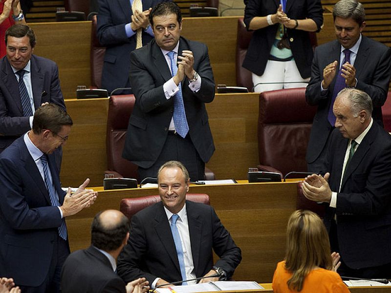Fabra, elegido president de la Generalitat con los 55 votos del PP y el rechazo de la oposición