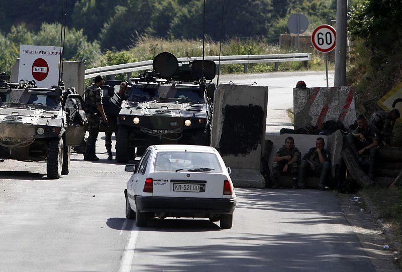 Un brote de violencia étnica en Kosovo causa un muerto cerca de la frontera con Serbia