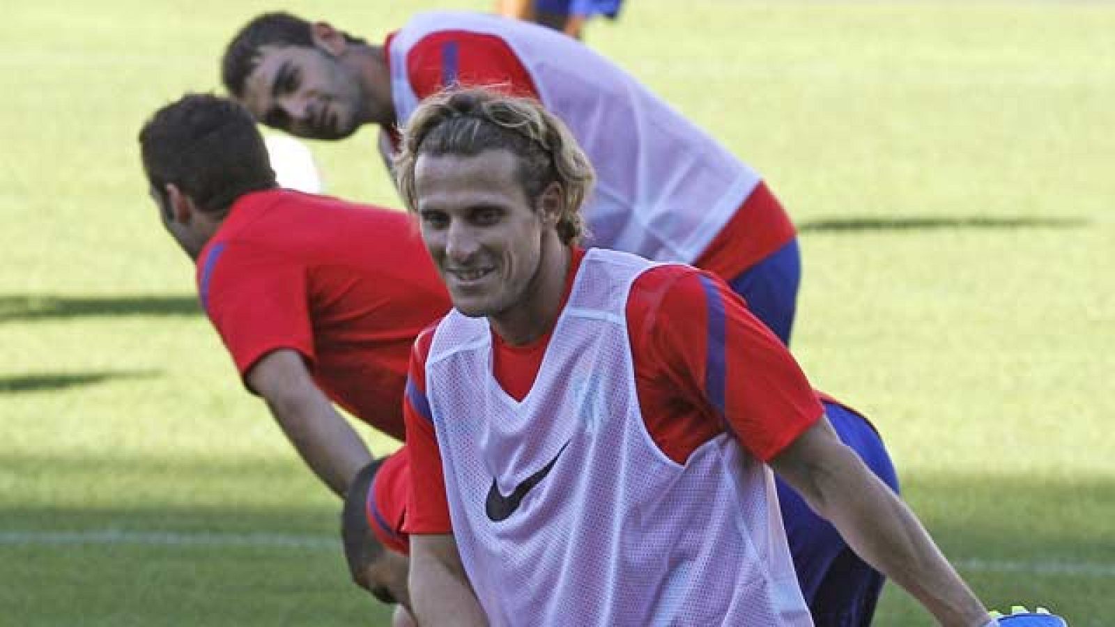 El Atlético de Madrid tiene su primer examen europeo en el Calderón, ante el Stromgodset noruego. En el equipo miran el lado positivo de la marcha de Agüero. El dinero de su traspaso, 45 millones, servirá para reforzar la delantera.