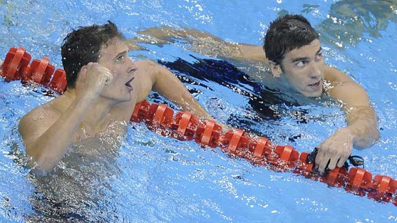 Lochte vuelve a batir a Phelps y consigue el récord del mundo en 200 estilos