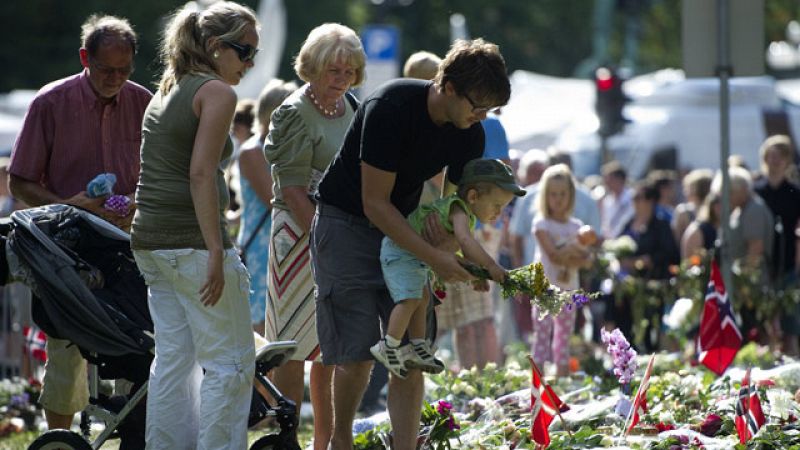 Noruega rinde homenaje a las víctimas del doble atentado: "Responderemos con amor"