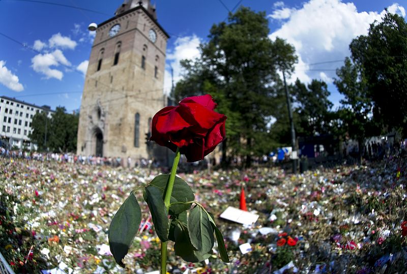 Ascienden a 77 los fallecidos en los atentados de Noruega tras la muerte de uno de los heridos