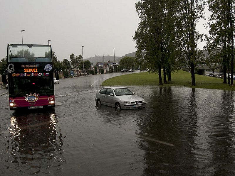 Las intensas lluvias complican el tráfico en Barcelona y atrapan a los pasajeros de 2 trenes