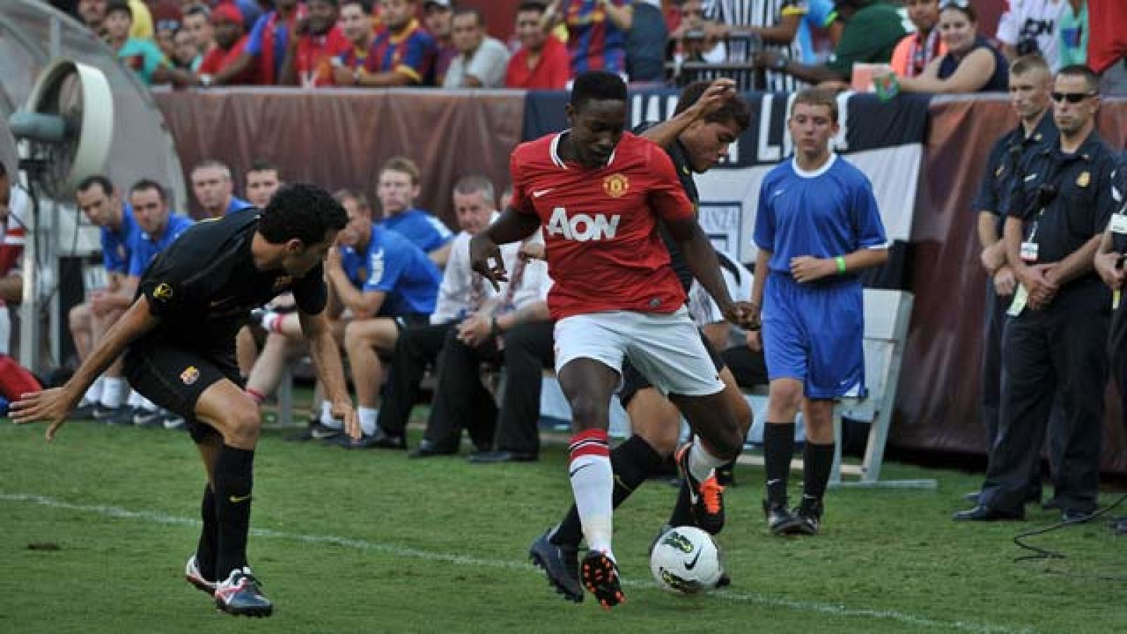 En Washington, más de 80000 personas -todo un récord- vieron la reedición de la final de la Champions entre Manchester United y FC Barcelona. Pese al golazo de Thiago, el Barça perdió 2-1 ante el Manchester United. Pequeña venganza de los de Ferguson