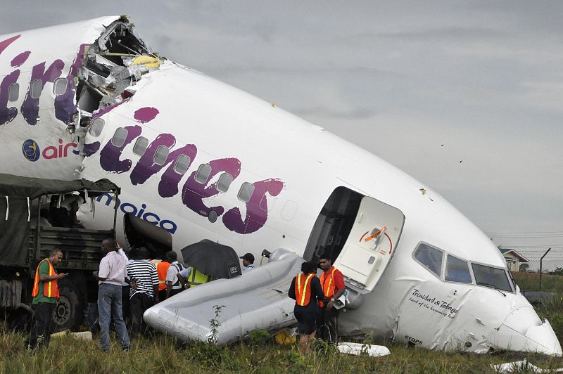 Un avión se parte al aterrizar en Guyana y sus 163 ocupantes sobreviven