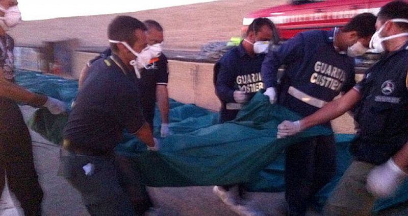Los guardacostas encuentran 25 inmigrantes muertos a bordo de un barco en Lampedusa