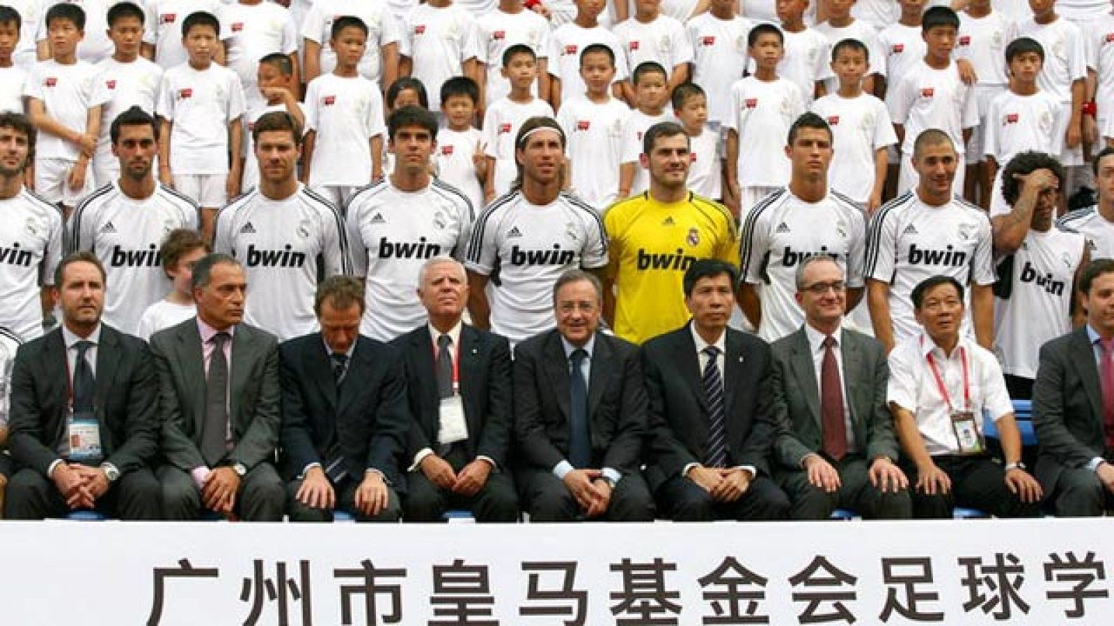 El Real Madrid juega dos amistosos en China, por supuesto, todas las entradas agotadas.. la devoción de los chinos por los blancos es inmensa...como todo allí, incluidas las fotos.